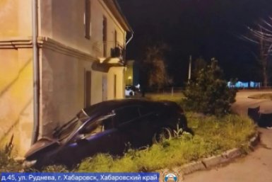 Фатальный выезд на встречную: в Хабаровске Toyota влетела в стену дома, водитель скончался